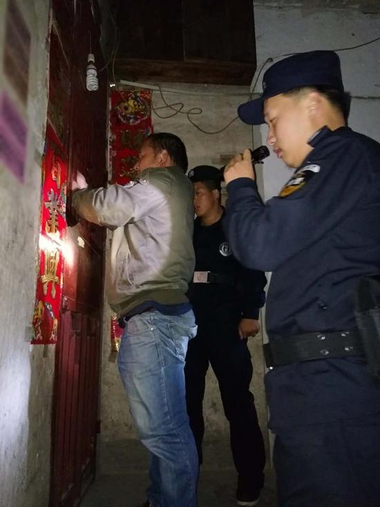 洛阳粗心妈妈误将幼女锁家中 民警全城寻开锁师傅开门