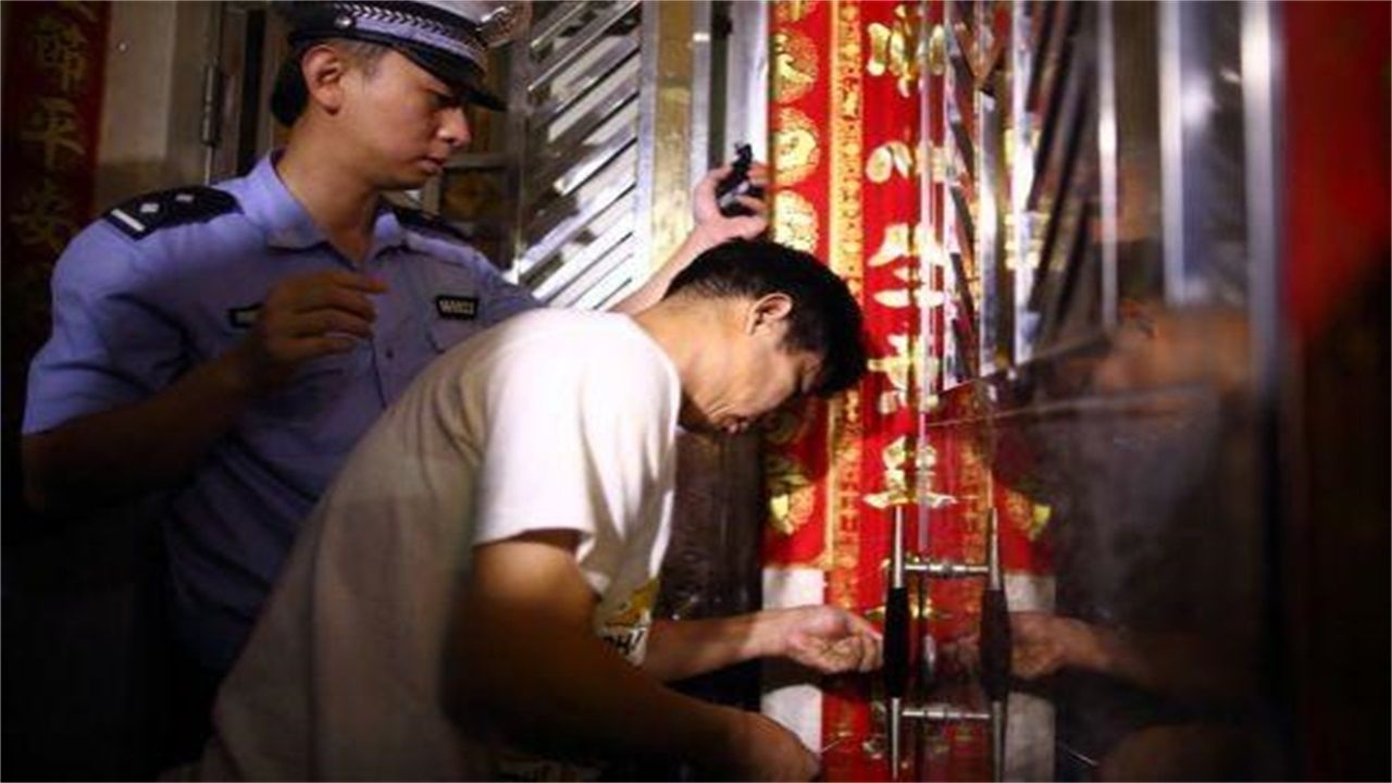 洛阳请开锁师傅开了锁后，师傅为什么一般都不进门，就算主人请也不进去？